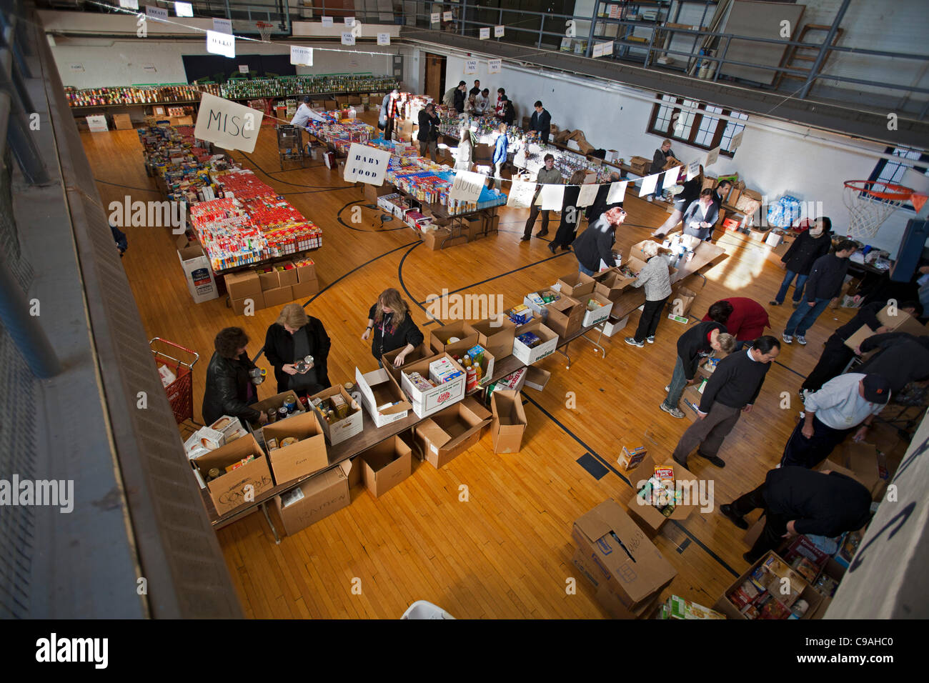 Pontiac, Michigan - Les bénévoles trier fait don de nourriture qui sera distribué aux familles à faible revenu de l'action de grâce. La distribution alimentaire annuelle est organisée par phare de comté d'Oakland, une agence des services sociaux. Banque D'Images