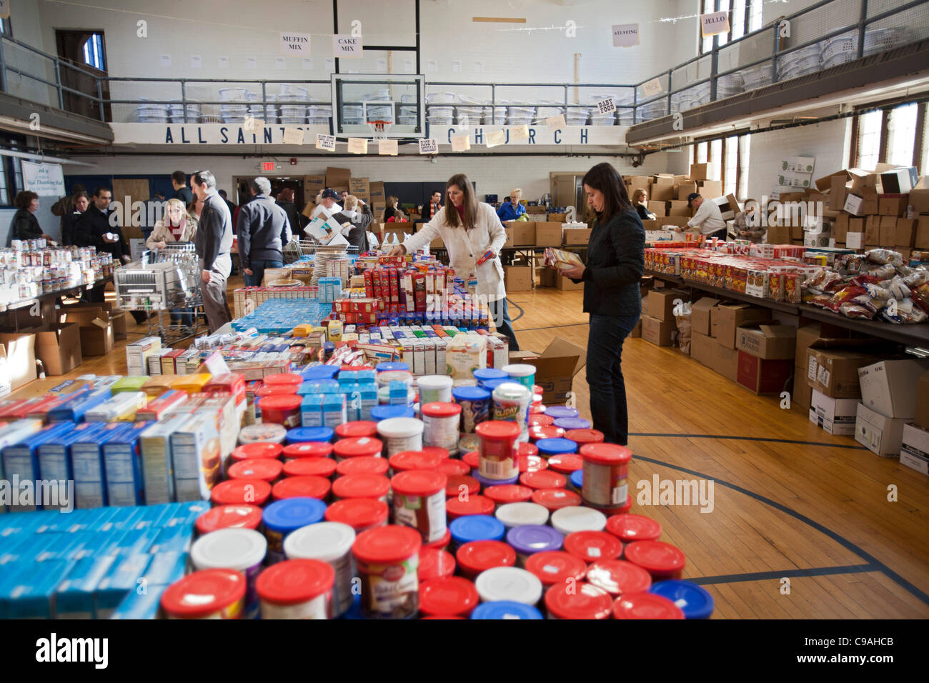 Pontiac, Michigan - Les bénévoles trier fait don de nourriture qui sera distribué aux familles à faible revenu de l'action de grâce. La distribution alimentaire annuelle est organisée par phare de comté d'Oakland, une agence des services sociaux. Banque D'Images