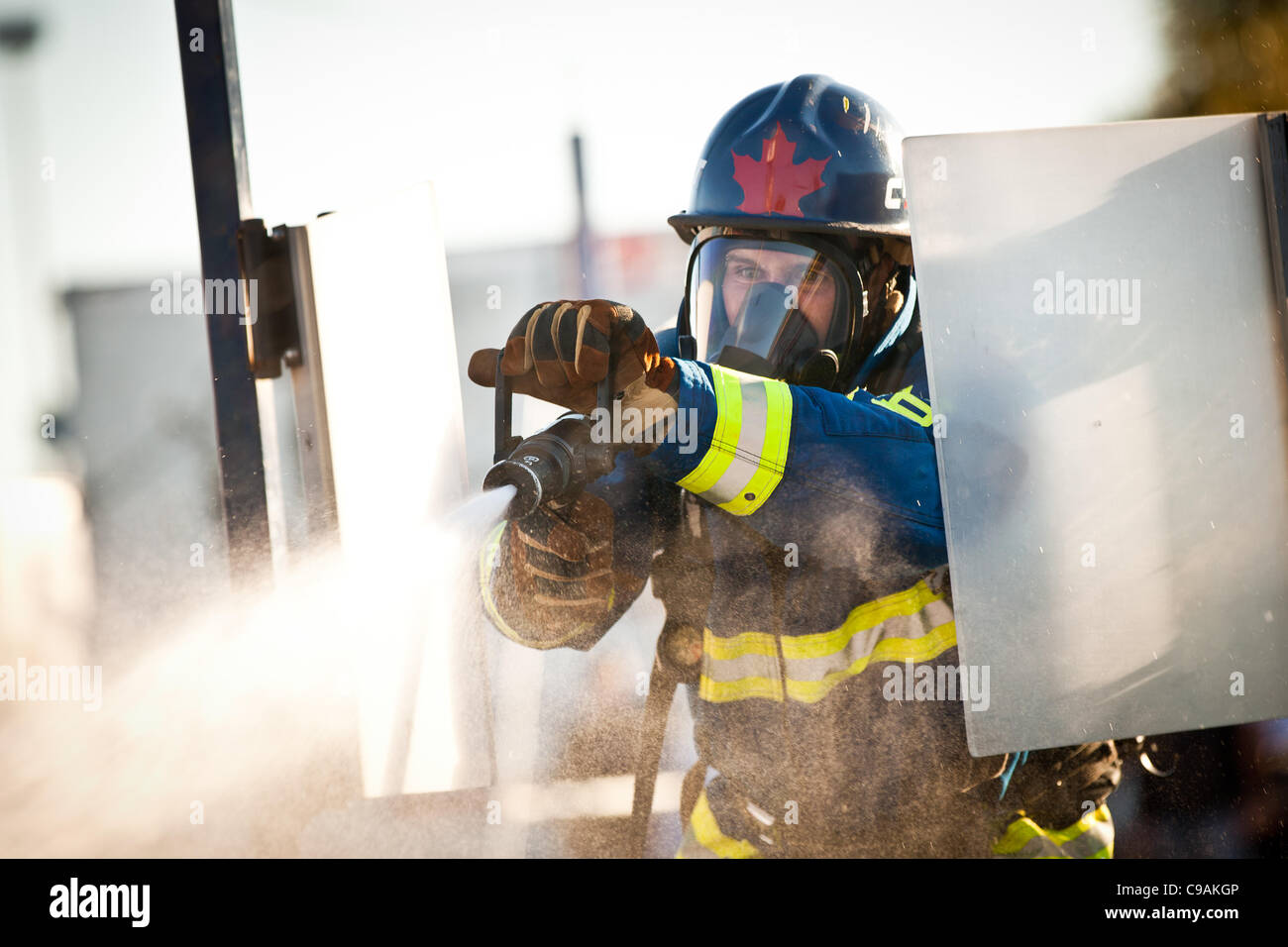 Un pompier du Canada vise un front sur une cible tout en portant l'incendie complet et de travailler contre la montre lors de la finale internationale du Firefighter Combat Challenge Le 18 novembre 2011 à Myrtle Beach, Caroline du Sud. Banque D'Images