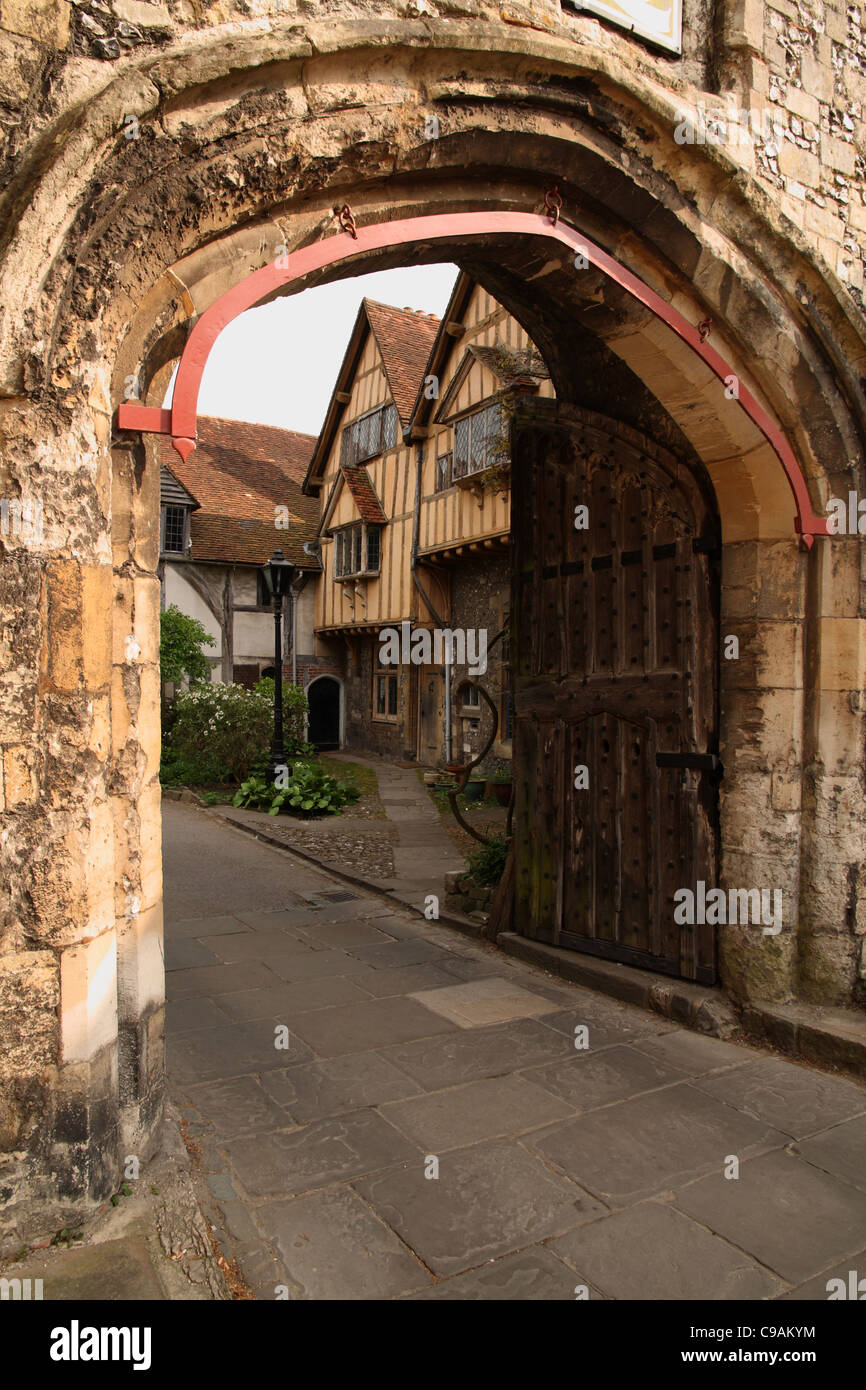 Gated à voûte en pierre dans la cathédrale de Winchester dans Dome Alley / St Swithun Street, Winchester, Hampshire, United Kingdom Banque D'Images