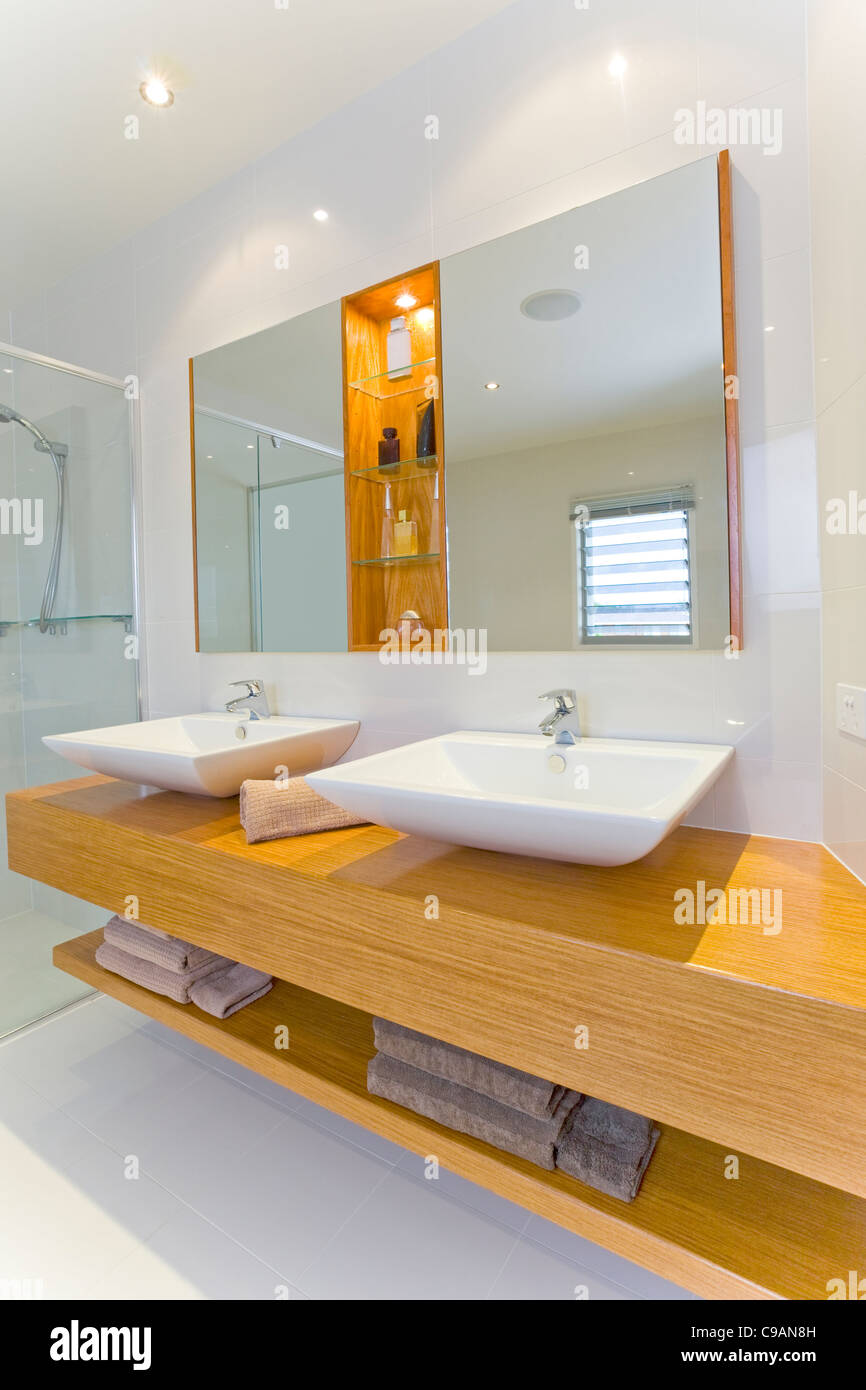 Salle de bains moderne avec deux lavabos et miroirs Banque D'Images