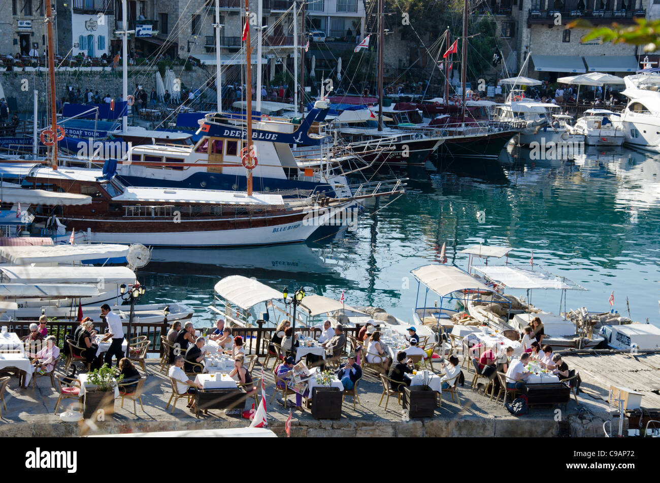 Diners sur harbourside Kyrenia, Chypre du Nord Banque D'Images