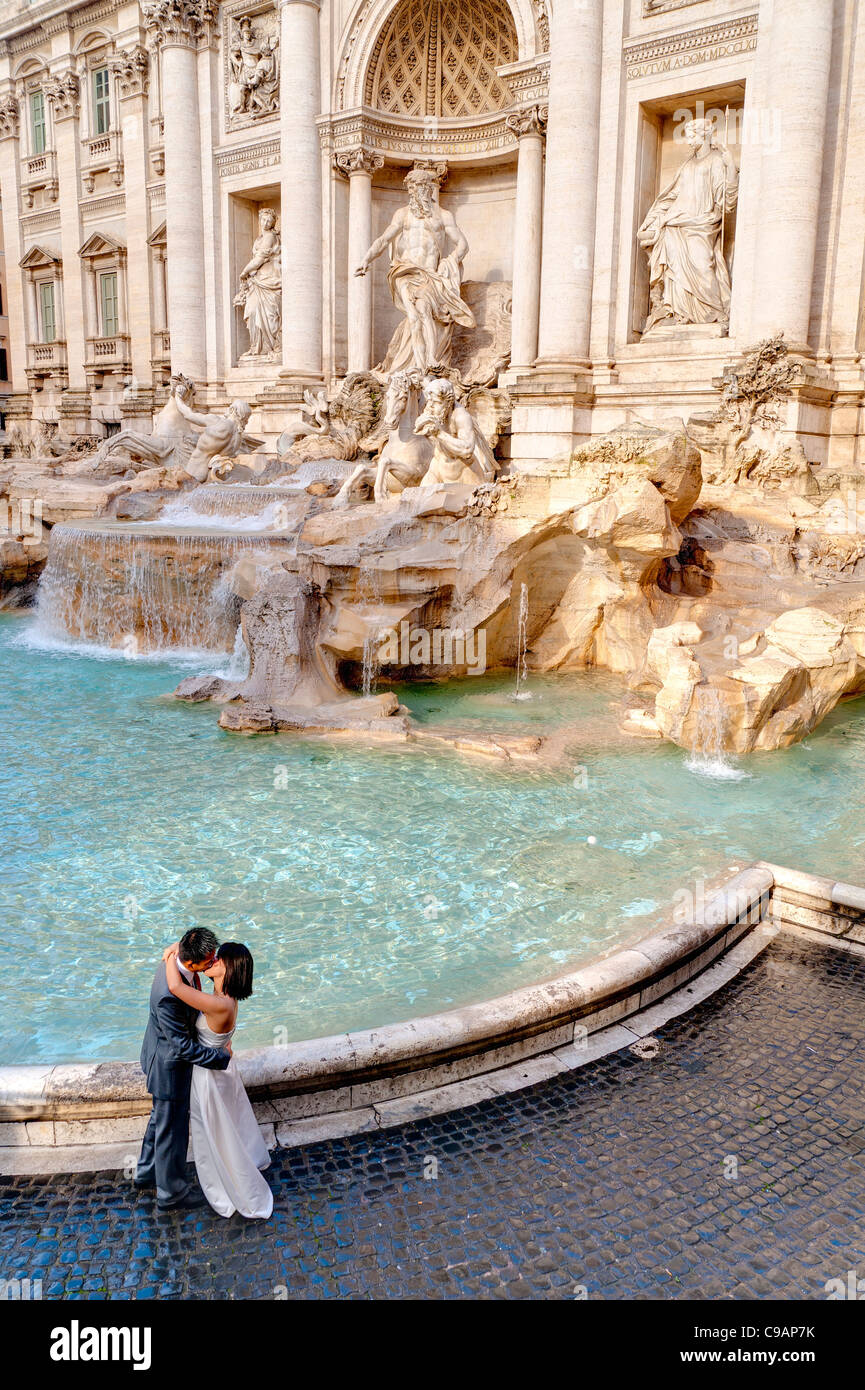 Couple mariés par Fontana di Trevi Banque D'Images