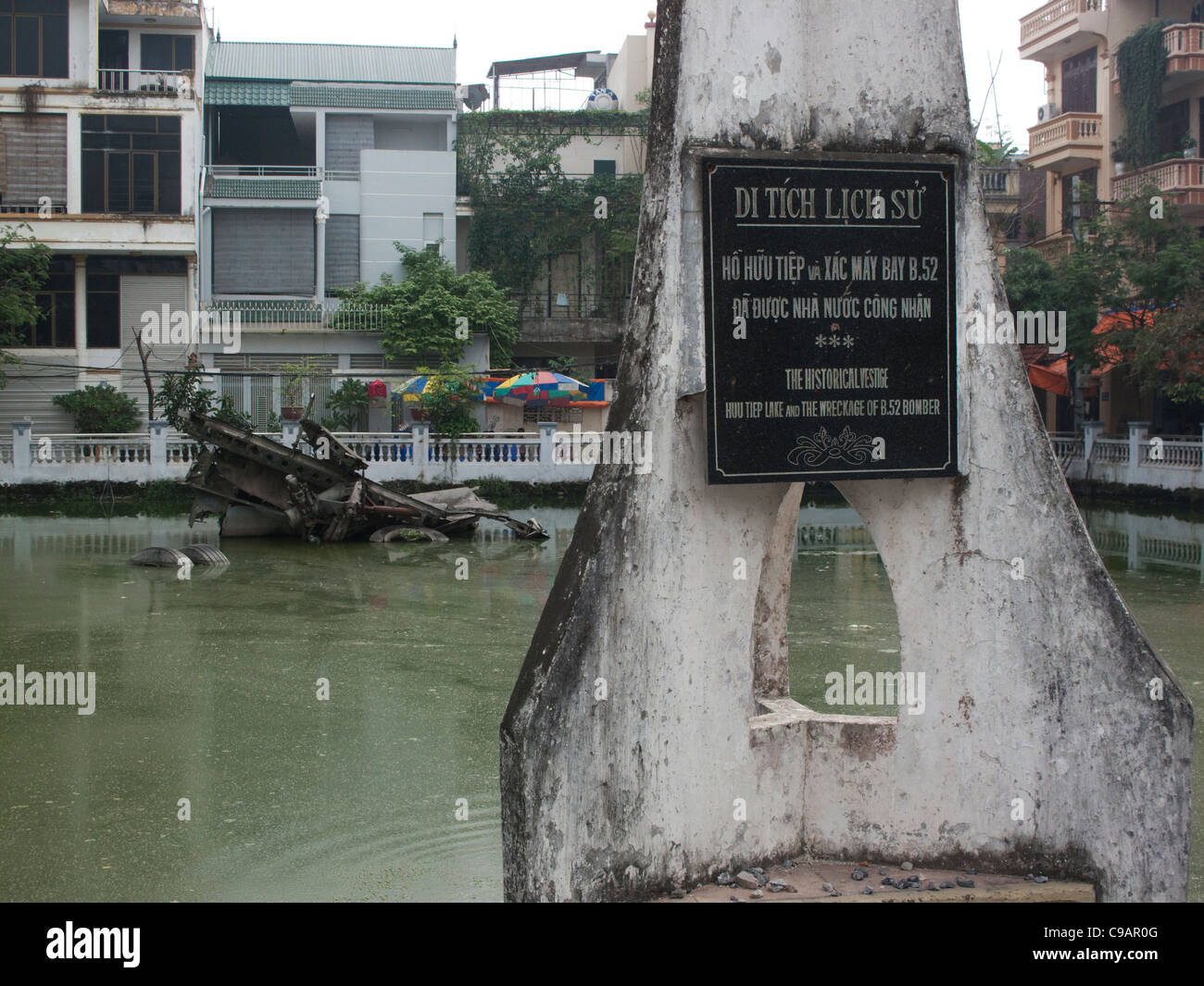 B52 bomber épave dans Huu Tiep lake, Hanoi, Vietnam avec une plaque Banque D'Images