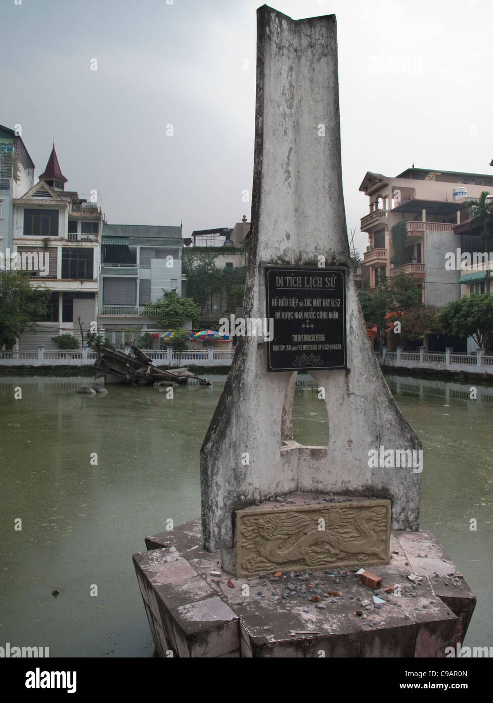 B52 bomber épave dans Huu Tiep lake, Hanoi, Vietnam avec une plaque Banque D'Images