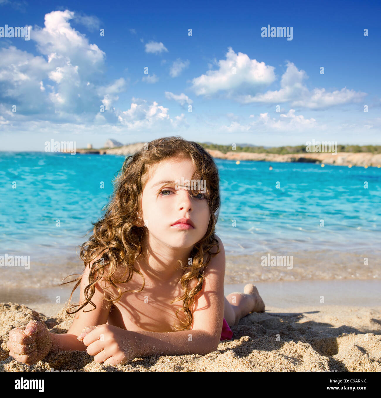 Belle petite fille en plage de sable de Cala Conta Ibiza San Antonio Photo  Stock - Alamy
