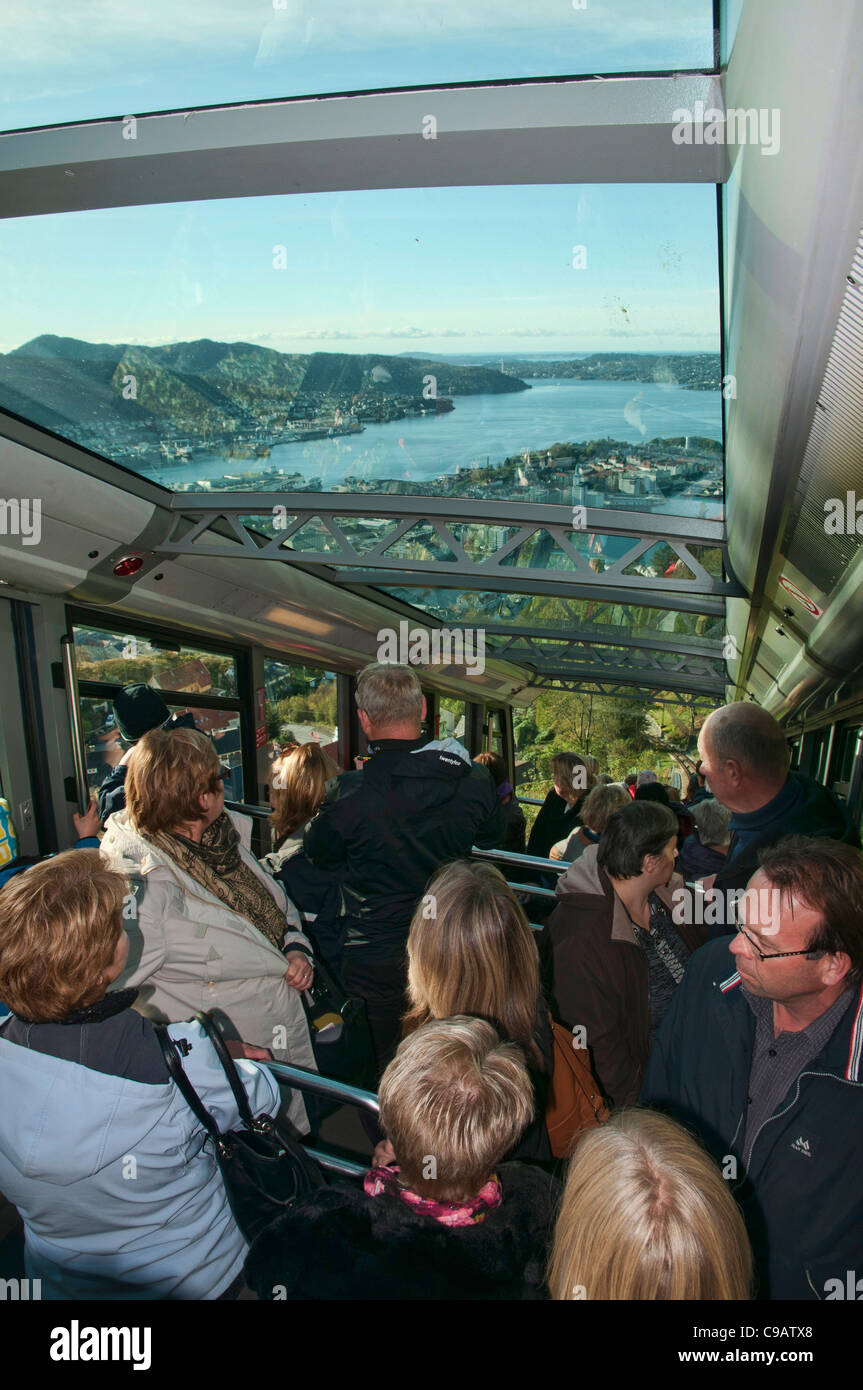 Le funiculaire Fløibanen Bergen, transporte les passagers du centre de Bergen à une hauteur de 320 mètres sur Mt. Fløyen. Banque D'Images