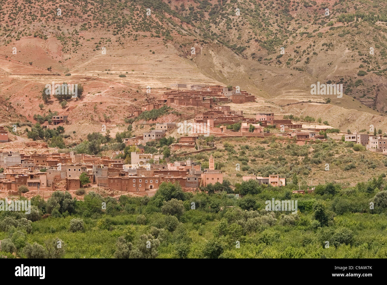 Une vue panoramique de maisons berbères dans un village berbère et un col dans les montagnes du Haut Atlas Maroc Afrique du Nord Banque D'Images
