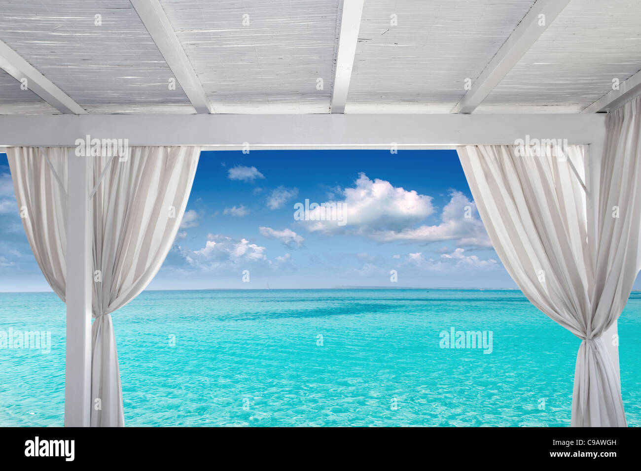 Gazebo en blanc plage tropicale des Caraïbes couleur turquoise parfait Banque D'Images