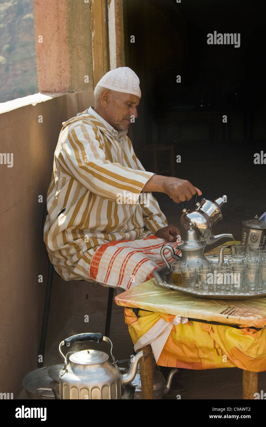 Un homme Berbère marocain et de faire préparer un thé à la menthe marocain à sa maison dans les montagnes de l'Atlas Maroc Afrique du Nord Banque D'Images