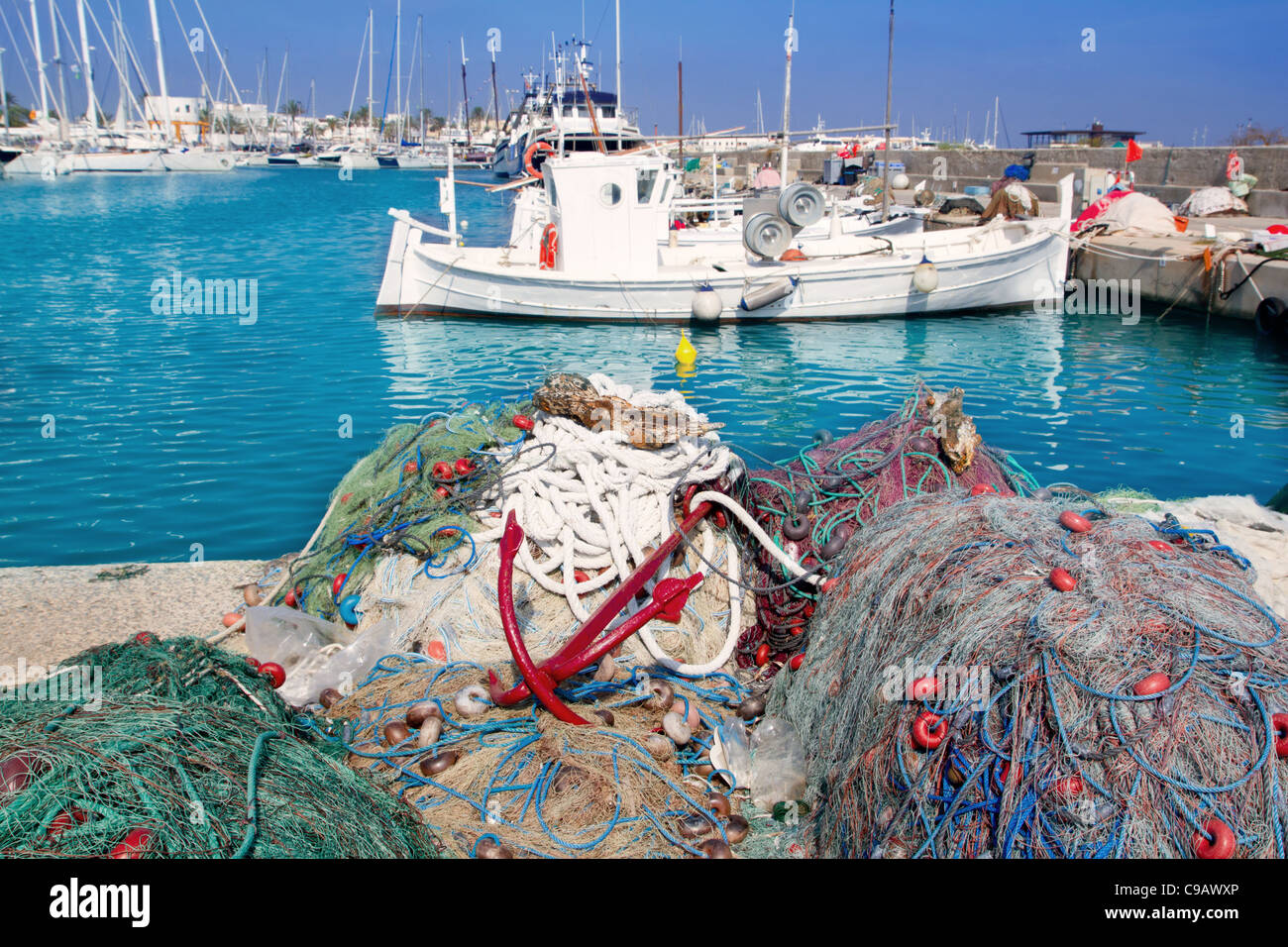 Fisherboats avec des filets palangres et s'attaquer à la bouée en premier plan à Formentera Banque D'Images