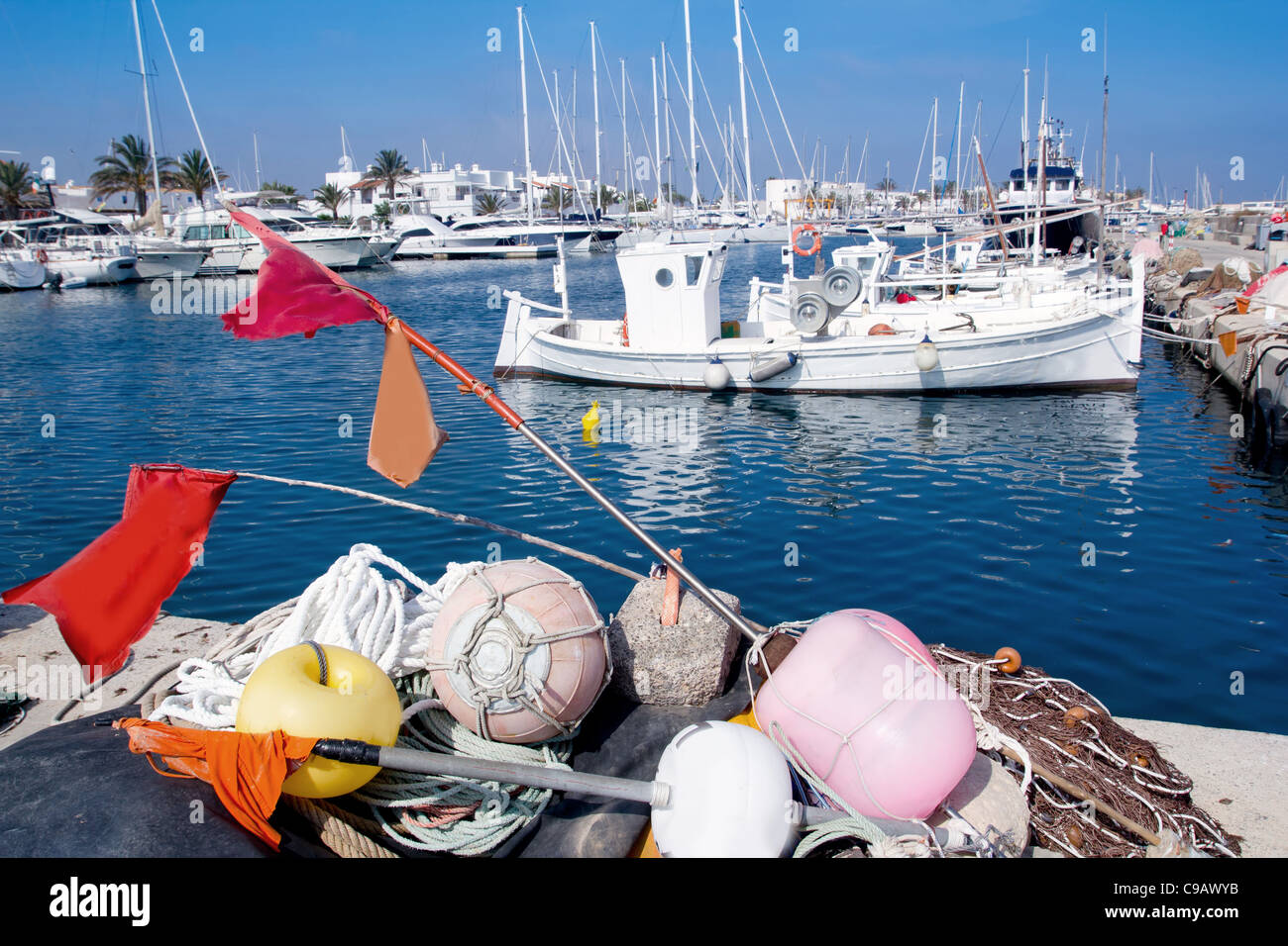 Fisherboats avec des filets palangres et s'attaquer à la bouée en premier plan à Formentera Banque D'Images