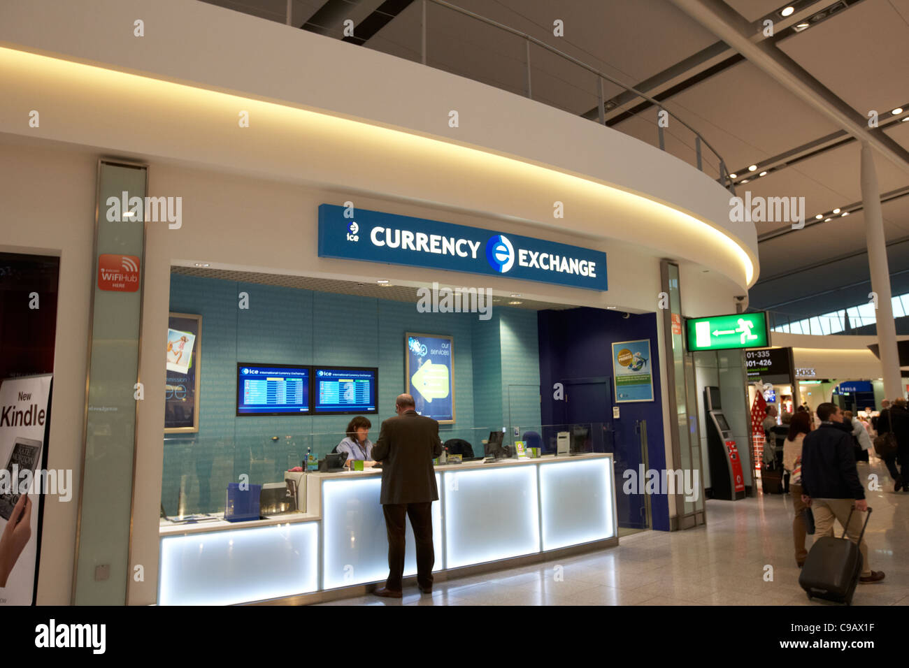 Bureau de change dans la zone des départs du terminal 2 de l'aéroport  international de Dublin, République d'Irlande Photo Stock - Alamy