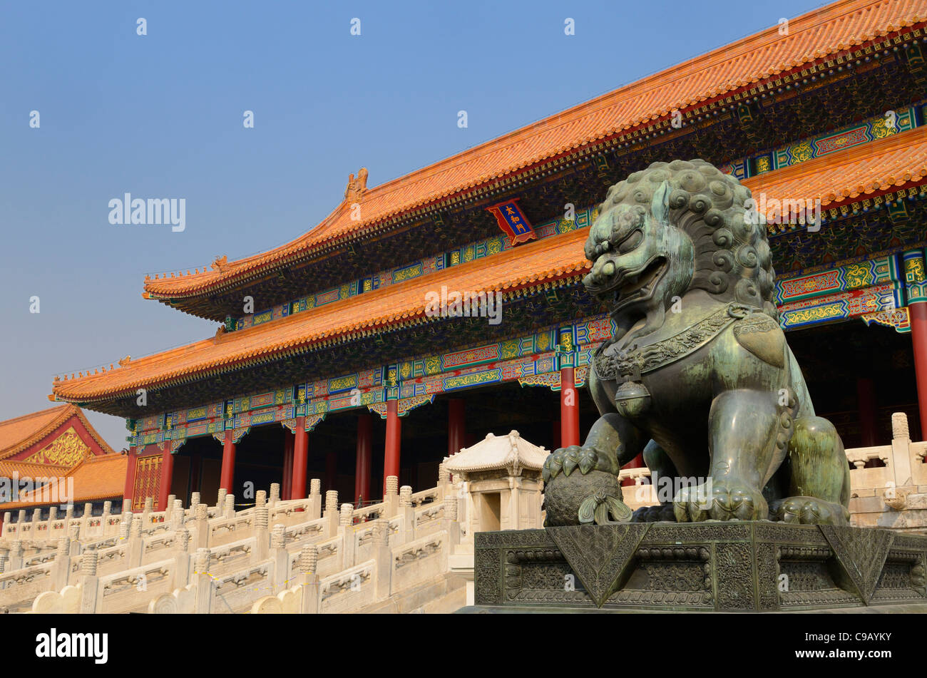 Lion mâle bronze puissant à la porte de l'harmonie suprême dans la Forbidden City Beijing République populaire de Chine Banque D'Images