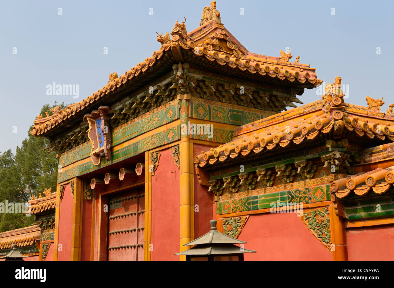 Dans l'ancien bâtiment de la cour intérieure décorée avec des carreaux vert et or Forbidden City Beijing République populaire de Chine Banque D'Images