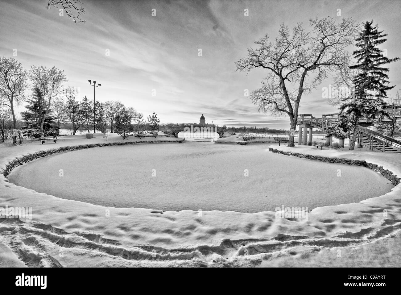 Le lac Wascana de Regina, Saskatchewan gelé pendant les jours froids de l'hiver en novembre Banque D'Images