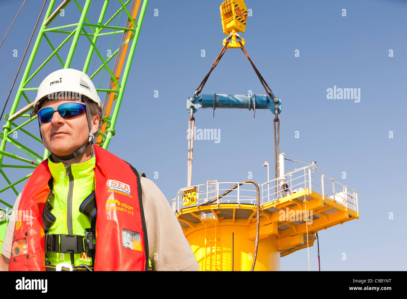 Le cric l'barge, le Goliath du levage d'une pièces de transition en place sur le projet de parc éolien offshore de Walney, Banque D'Images