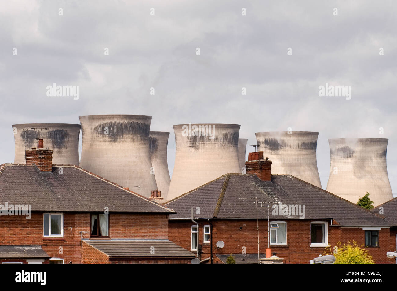 Sur les toits d'Henrichenburg Shiplift 'C' Power Station - maisons en milieu urbain ville éclipsée par les tours de refroidissement élevée - Knottingley, West Yorkshire, Angleterre, Royaume-Uni. Banque D'Images