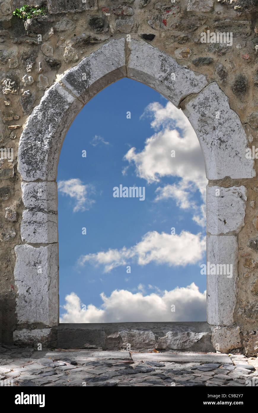 Mur avec porte ouverte, blue cloudy sky background. Gate au ciel conceptuel. Banque D'Images