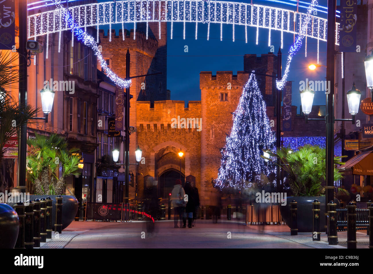 Le Château de Cardiff gatehouse avec arbre de Noël et des lumières la nuit City Centre Cardiff South Wales UK Banque D'Images