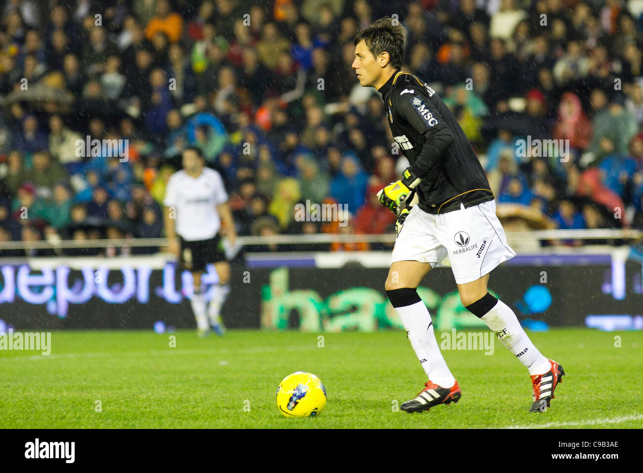 19/11/2011. Valencia, Espagne match de football entre Valencia Club de Futbol et Real Madrid Club de futbol, correspondant au 13e voyage de Liga BBVA ------------------------------------- Diego Alves gardien de Valence CF comme il joue le ballon avec ses pieds Banque D'Images