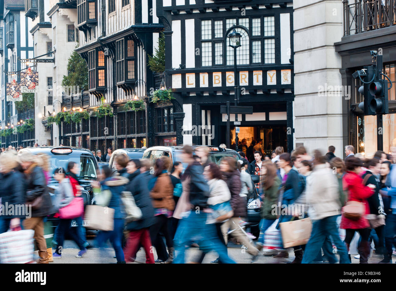 Regent Street occupé avec les acheteurs, Londres, Royaume-Uni Banque D'Images