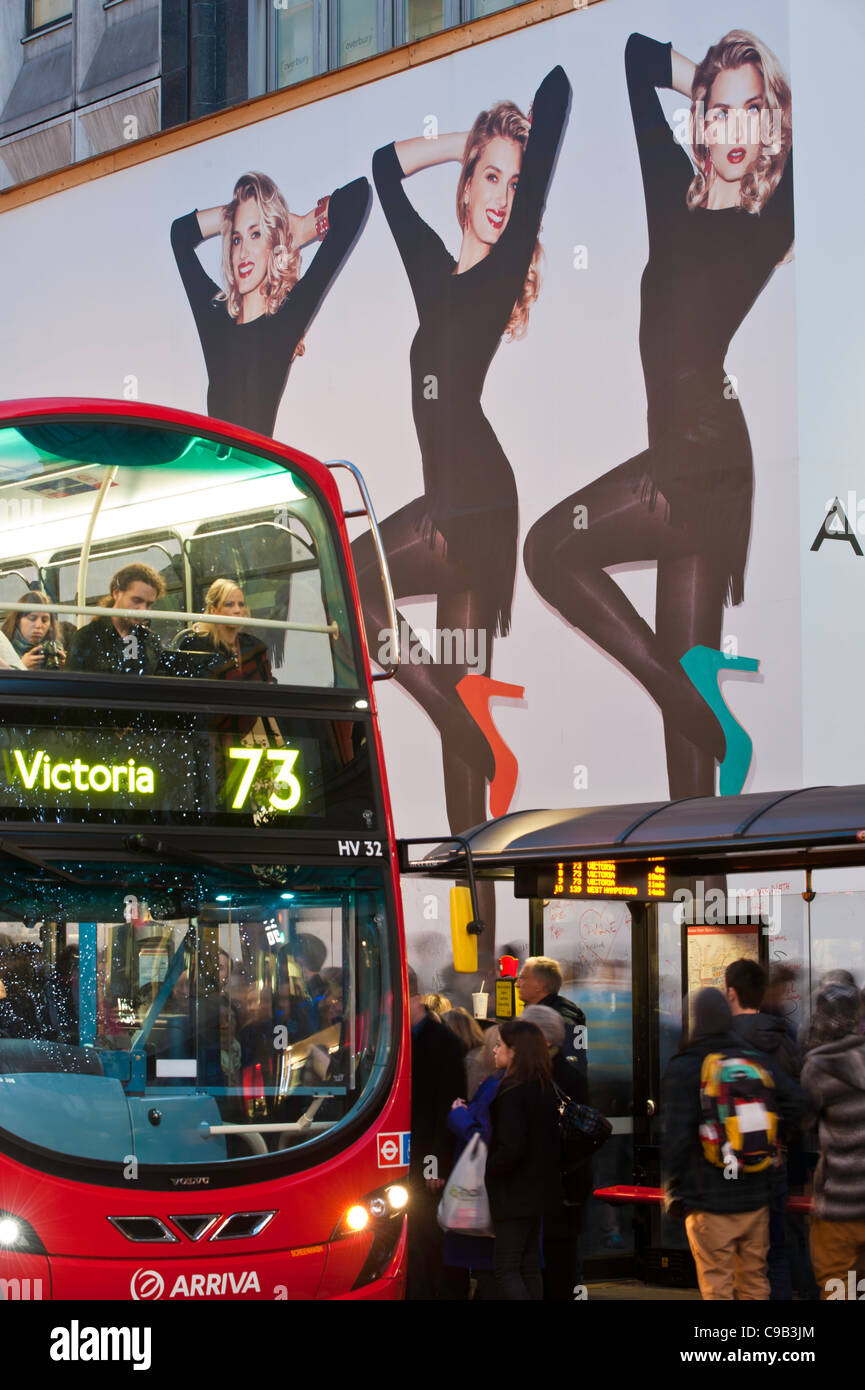 Oxford Street occupé avec les acheteurs, Londres, Royaume-Uni Banque D'Images