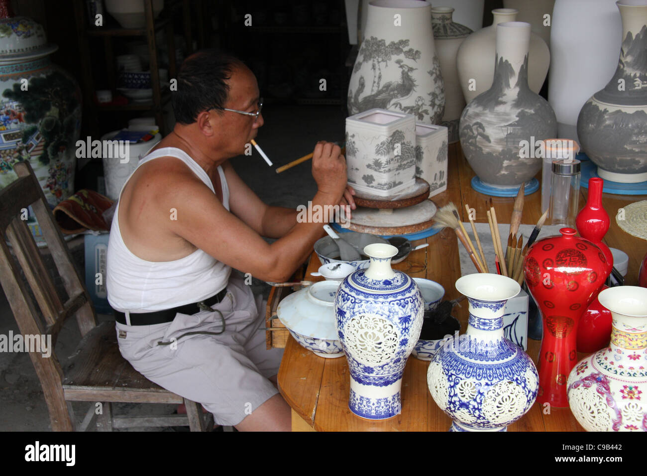 Graveur au travail, Musée de la céramique de Jingdezhen, Chine Banque D'Images