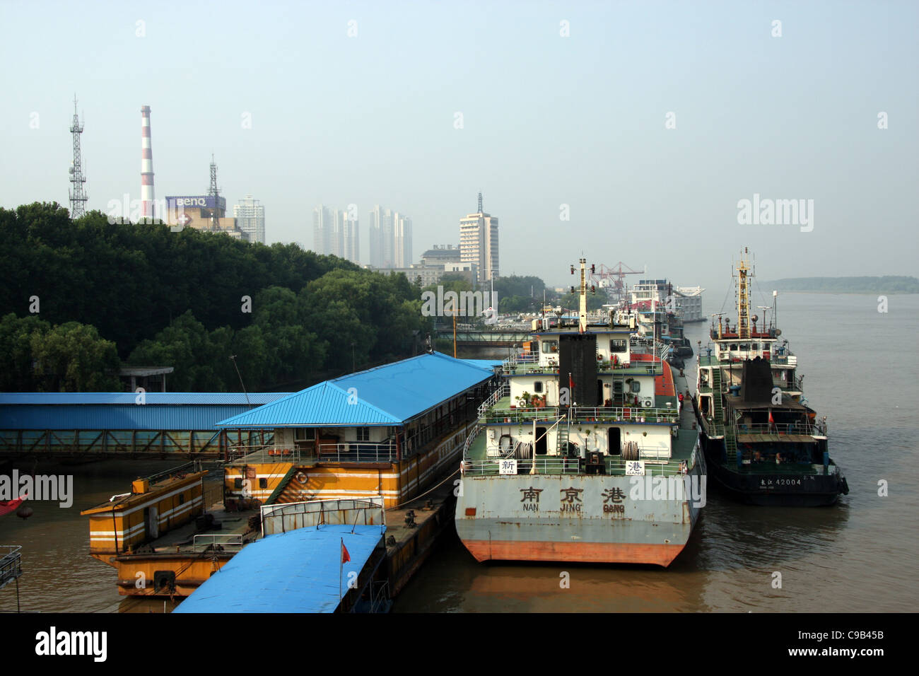 Bateaux amarrés sur le Fleuve Yangtze à Nanjing, Chine Banque D'Images