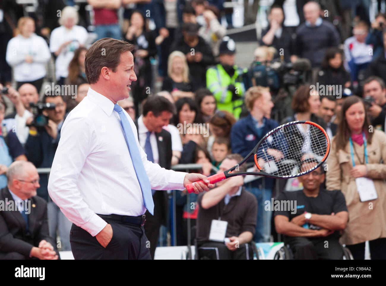 PM David Cameron joue au tennis contre le maire de Londres Boris Johnson à Trafalgar Square, le jour des Jeux paralympiques internationales. Banque D'Images