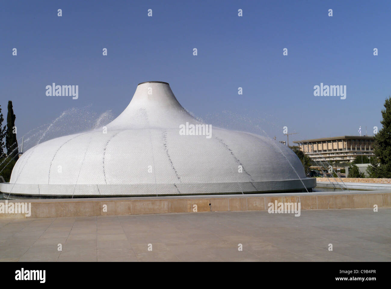 Jérusalem, Musée d'Israël de culte du livre, avec en arrière-plan de la Knesset Banque D'Images