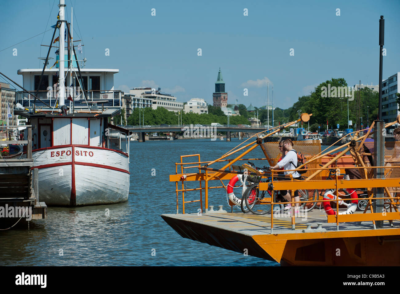 Le Ferry de Turku Fori prendre de passagers sur la rivière Aura Banque D'Images