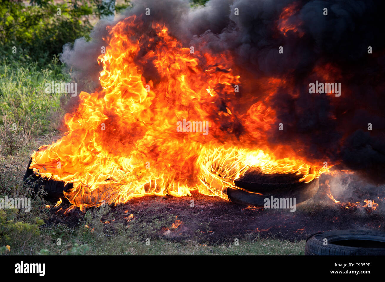 Pneus qui brûlent Banque de photographies et d'images à haute résolution -  Alamy