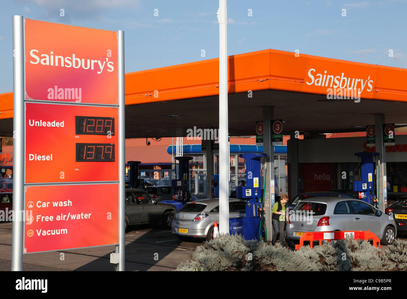 Un supermarché Sainsbury's station essence à Nottingham, Angleterre, Royaume-Uni Banque D'Images