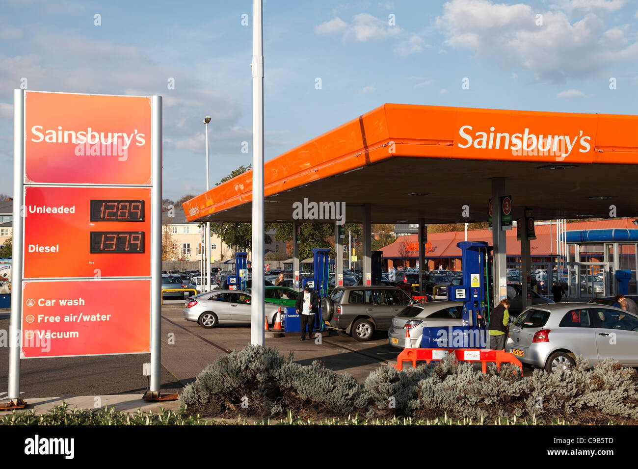 Un supermarché Sainsbury's station essence à Nottingham, Angleterre, Royaume-Uni Banque D'Images