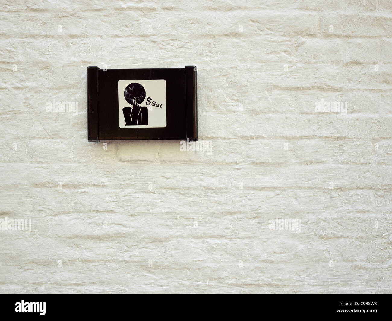 Inscrivez-vous pour demander le silence en 13ème siècle fortifiée ou Begijnhof, béguinage de Bruges, Belgique. Banque D'Images