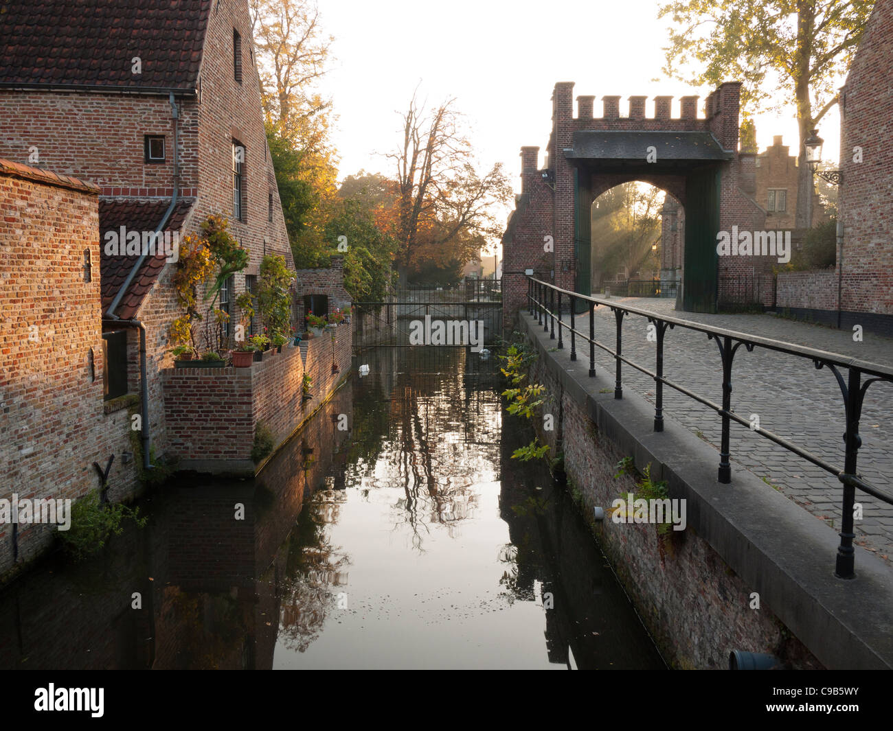 Tôt le matin, vue sur le canal à la fin de l'Arsenaalstraat près de l'entrée sud du Begijnhof, Bruges, Belgique. Banque D'Images Tôt le matin, vue sur le canal à la fin de l'Arsenaalstraat près de l'entrée sud du Begijnhof, Bruges, Belgique. Banque D'Images