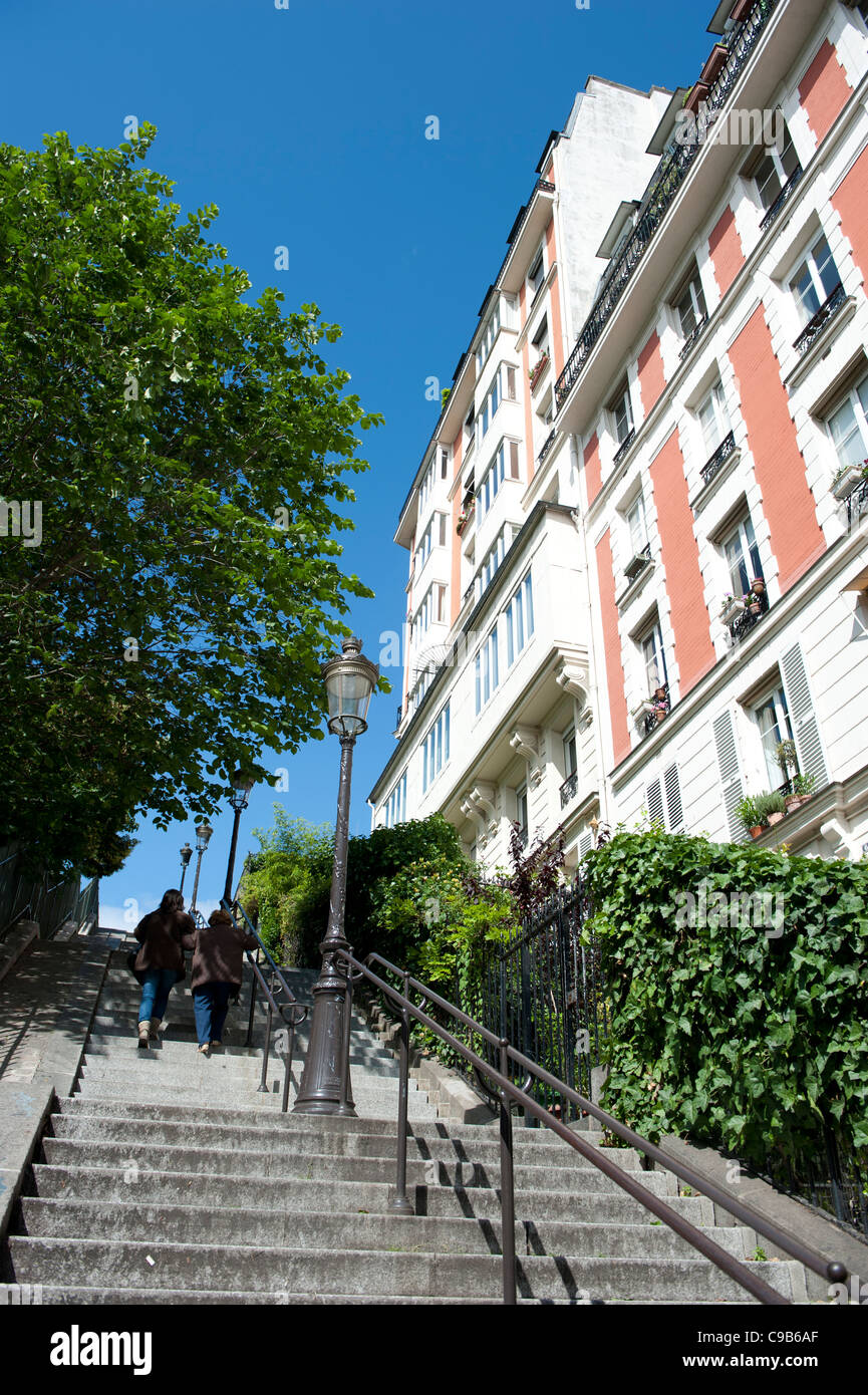 Escaliers menant la butte de Montmartre cours des maisons de la fin du 19ème/20ème siècle, Paris, France Banque D'Images