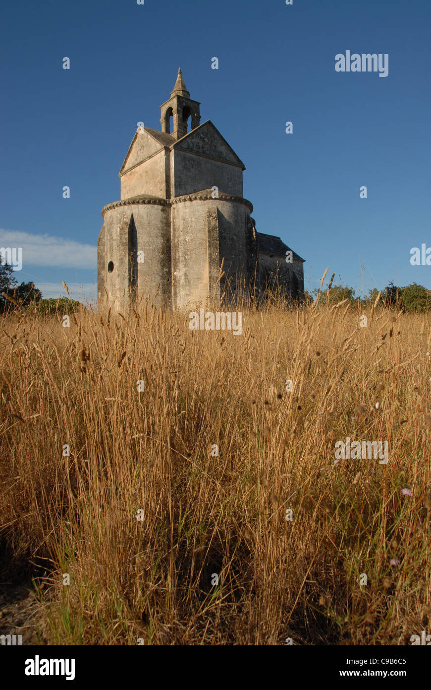 Tôt le matin, lumière sur une église pittoresque près d'Arles dans les Bouches-de-Rhône, Provence, France Banque D'Images
