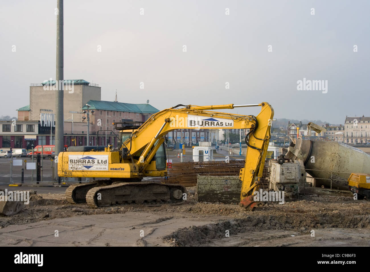 Digger sur le site de construction de la nouvelle tour d'observation à Weymouth, Dorset. Banque D'Images