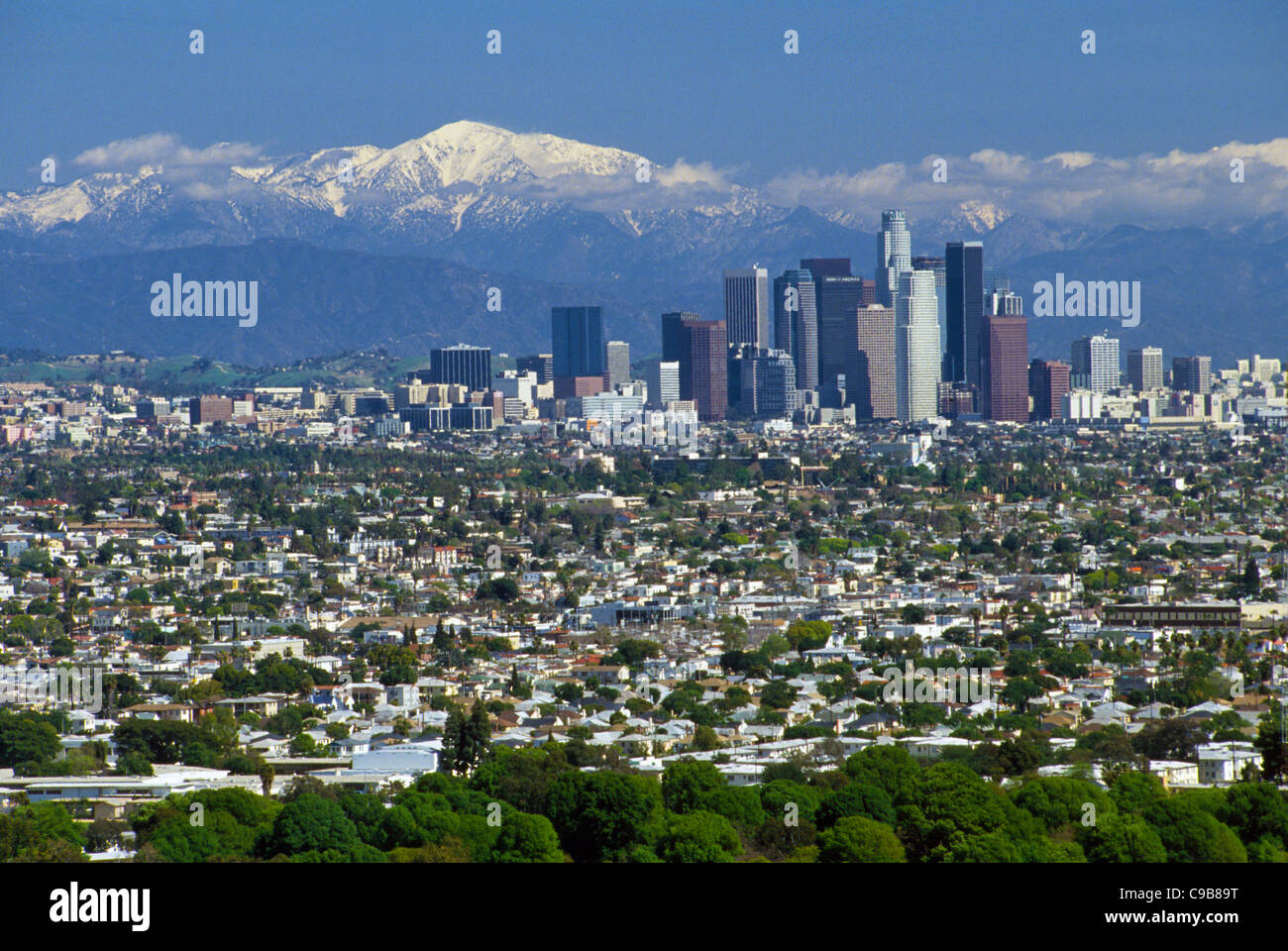 L'impressionnant paysage de centre-ville de Los Angeles se détache sur les montagnes aux montagnes San Gabriel en Californie du Sud, aux États-Unis. Banque D'Images