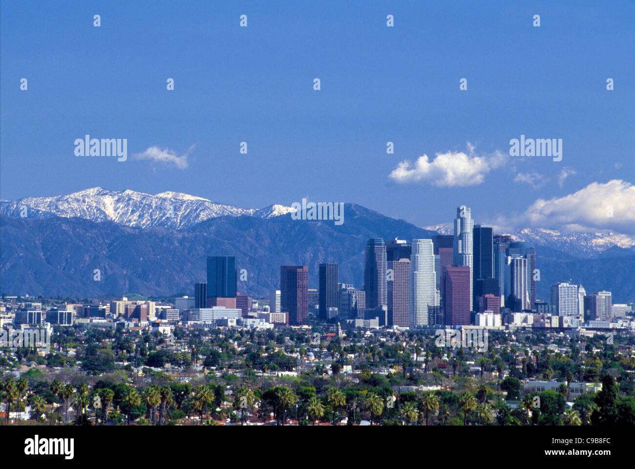 L'impressionnant paysage de centre-ville de Los Angeles se détache sur les montagnes aux montagnes San Gabriel en hiver dans le sud de la Californie, USA. Banque D'Images