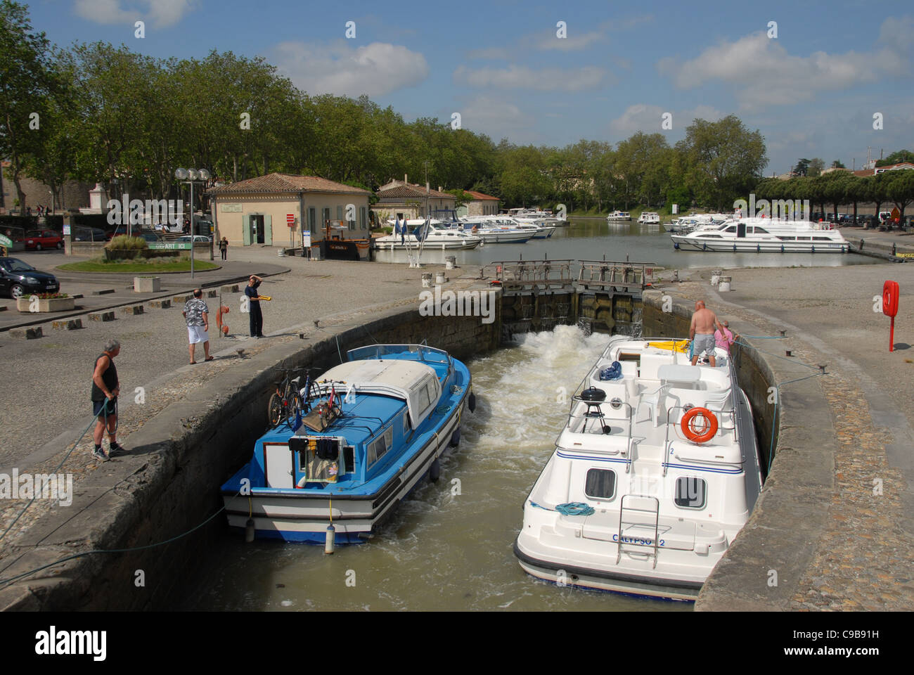 En passant l'écluse de la place de la gare de Carcassonne lors d'une excursion en bateau sur le Canal du Midi dans l'Aude, Languedoc-Roussillon Banque D'Images