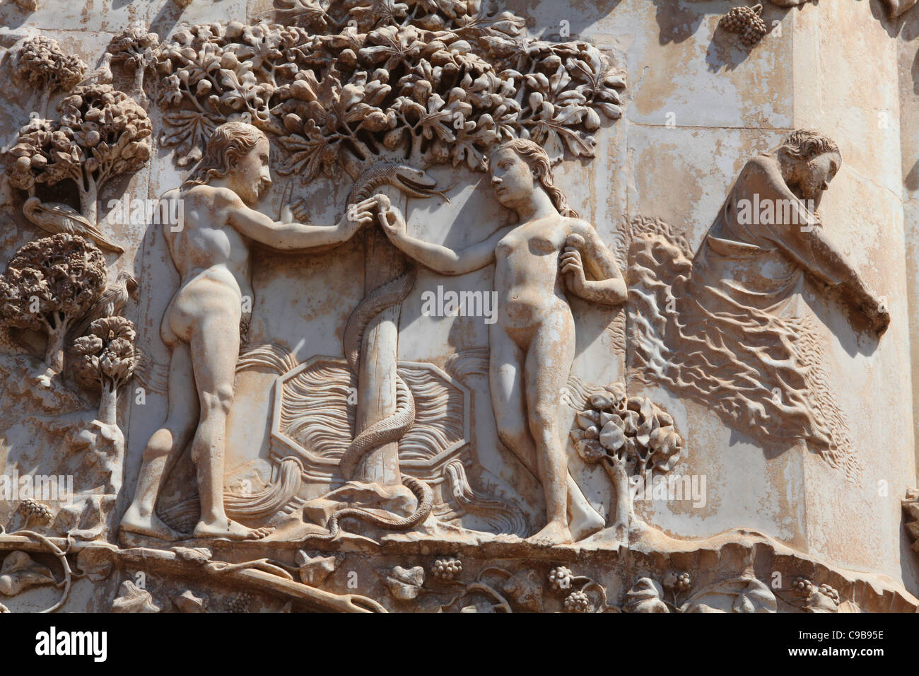 Eve tentant Adam. Un bas-relief de la cathédrale d'Orvieto, Orvieto, Ombrie, Italie Banque D'Images Eve tentant Adam. Un bas-relief de la cathédrale d'Orvieto, Orvieto, Ombrie, Italie Banque D'Images