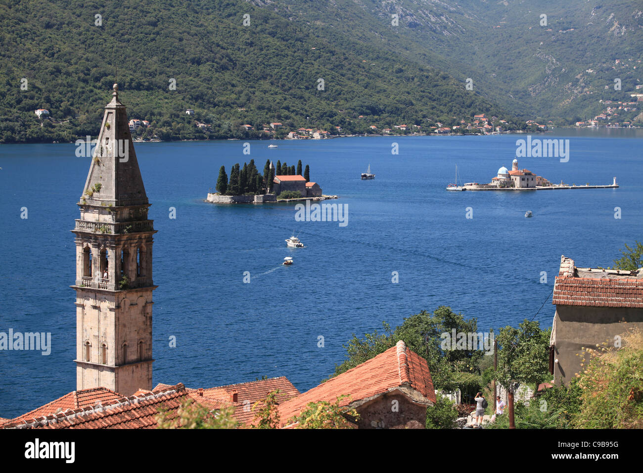 St George's Bell Tower et les îles de St George et Notre Dame de la roche de Perast dans la baie de Kotor, Monténégro Banque D'Images St George's Bell Tower et les îles de St George et Notre Dame de la roche de Perast dans la baie de Kotor, Monténégro Banque D'Images