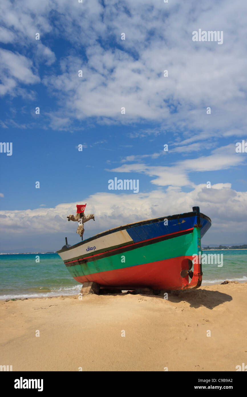 Vieux Bateau De Pêche Sur La Plage à Hammamet En Tunisie