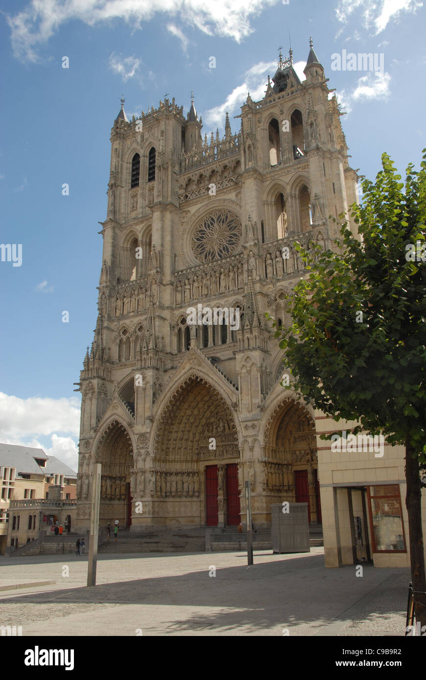 Façade ouest et tours de la cathédrale d'Amiens surplombant le fleuve Somme en Picardie, France Banque D'Images
