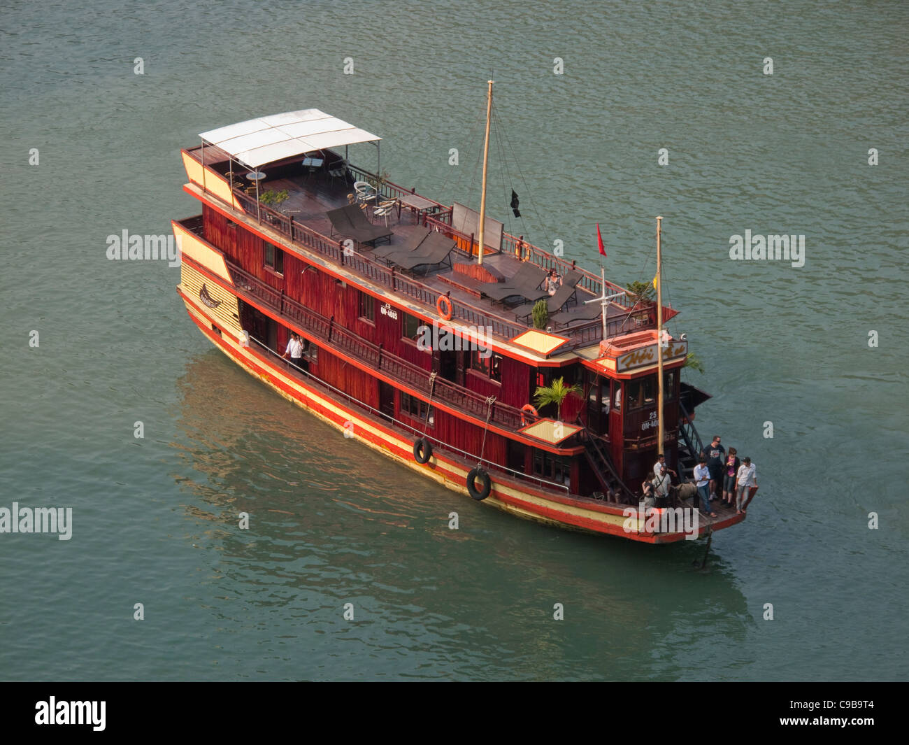 Jonque touristique à Halong Bay dans la mer de Chine du Sud, Vietnam Banque D'Images