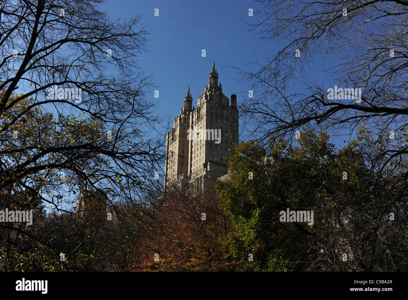 Vue sur le bâtiment d'El Dorado célèbre dans le film Ghostbusters que les feuilles changent de couleur pour l'automne dans Central Park Banque D'Images