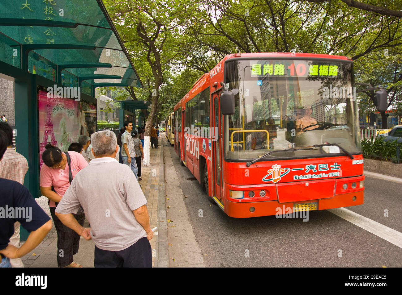 GUANGZHOU, province de Guangdong, Chine - arrêt de bus dans la ville de Guangzhou. Banque D'Images